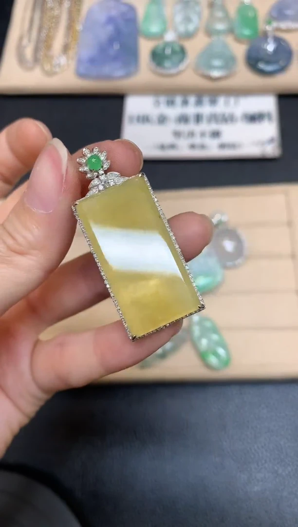 【闪购商品】翡翠颈饰18K金镶嵌无事牌【无服务费