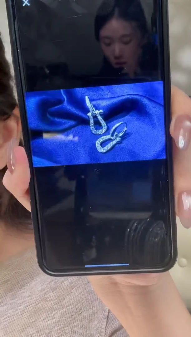 18K金镶嵌实验室培育钻石耳饰@@耳拍白圆形活动马蹄扣