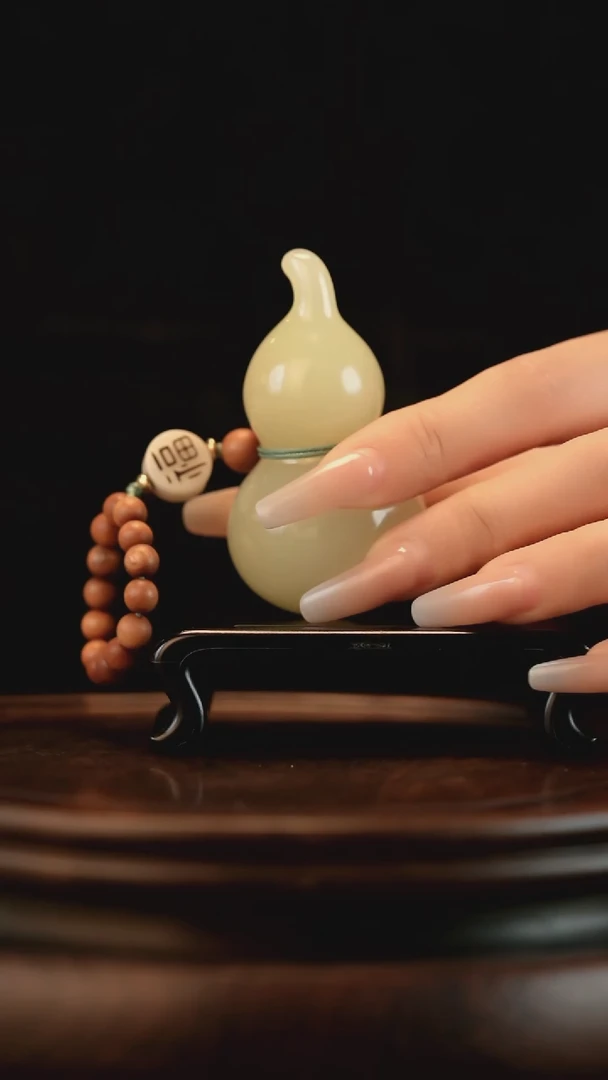 云南石竹叶青雕刻：手捻福禄