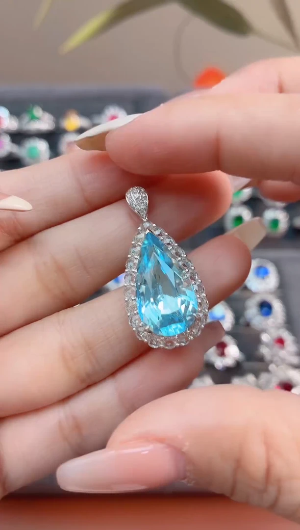 18K金镶嵌颈饰海蓝宝石-7.9克拉*超圣