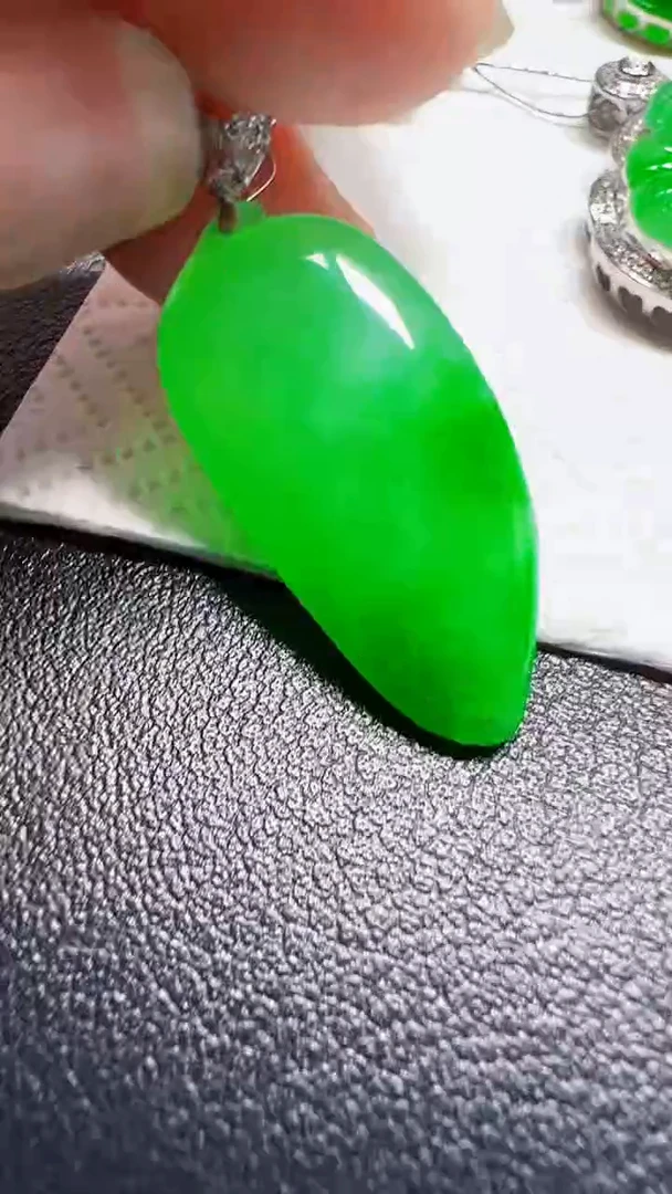颈饰18K金镶嵌翡翠瓜