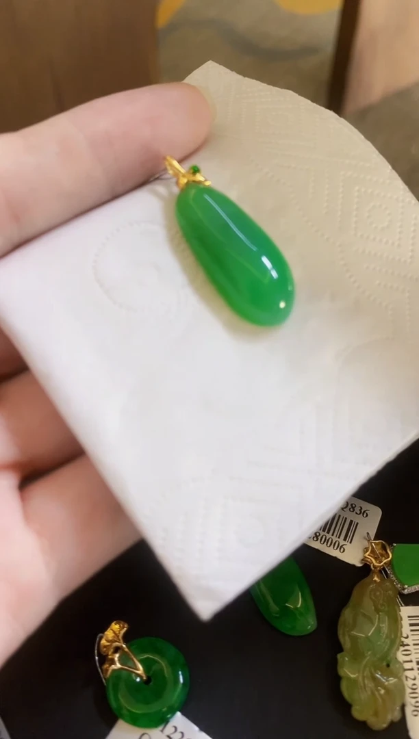 颈饰18K金镶嵌翡翠瓜