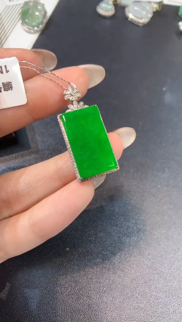 颈饰18K金镶嵌翡翠无事牌