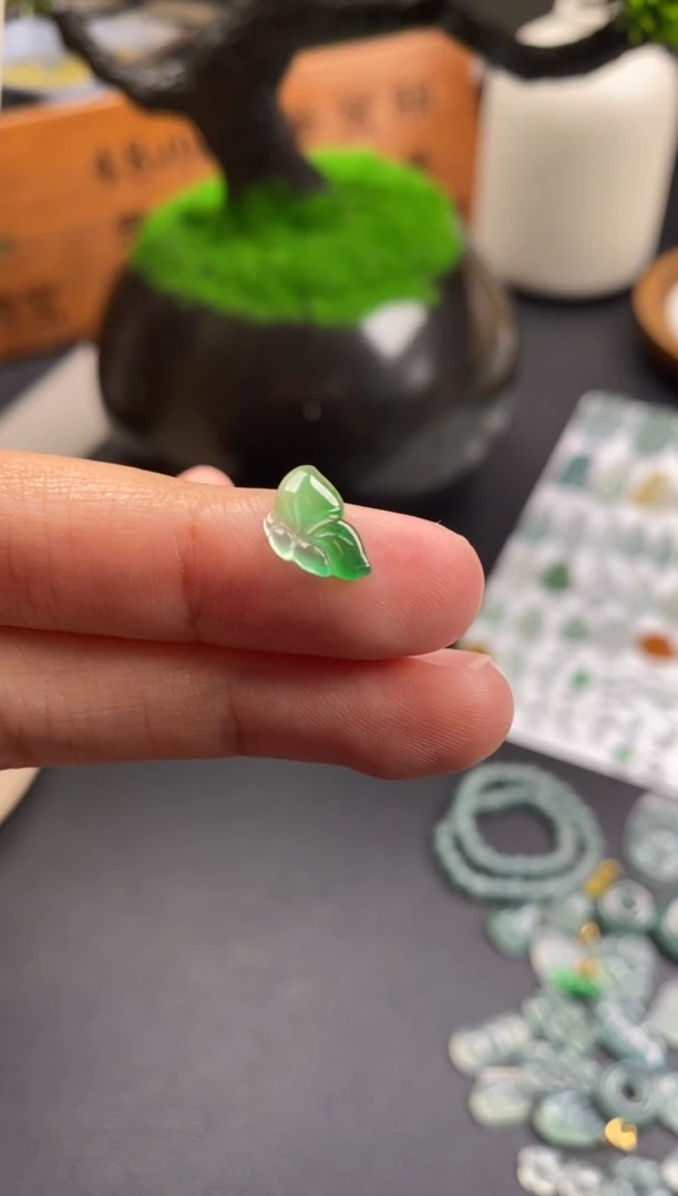 颈饰未镶嵌翡翠翡翠冰种裸石