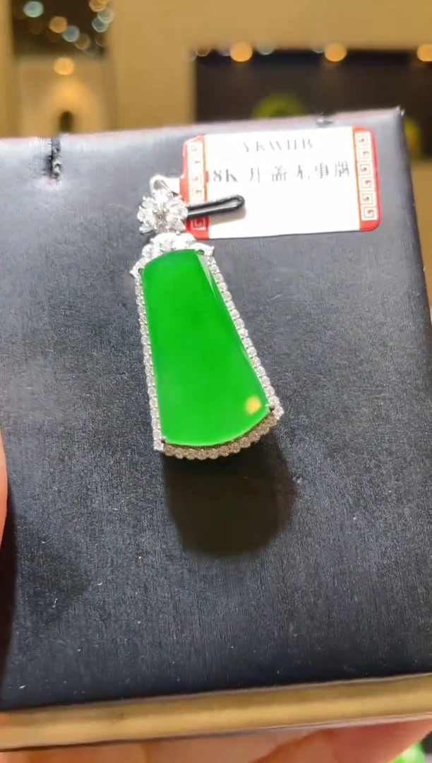 【闪购商品】翡翠吊坠(赠链)18K金镶嵌A64