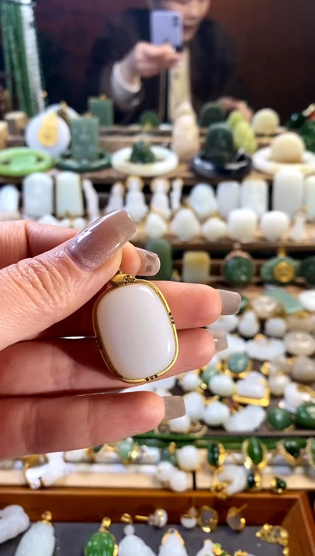 【闪购商品】和田玉吊坠18K金镶嵌。