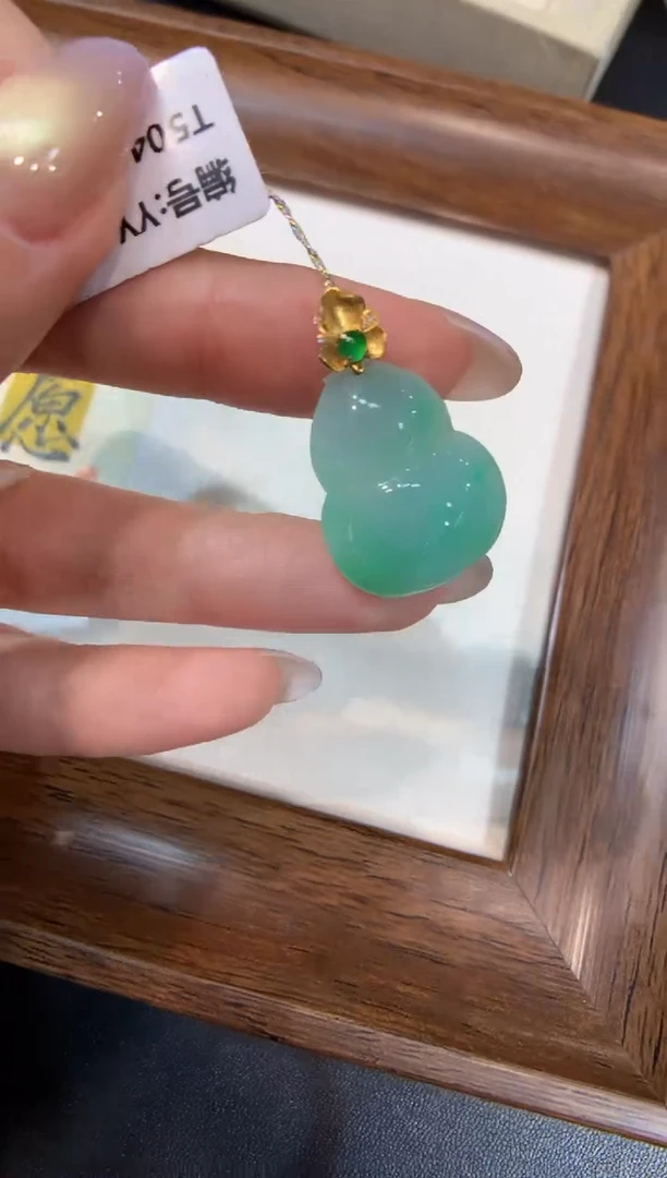 颈饰18K金镶嵌翡翠葫芦