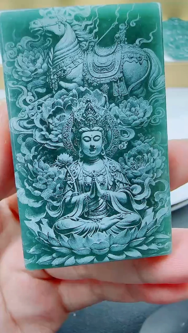 翡翠未镶嵌颈饰马本命佛