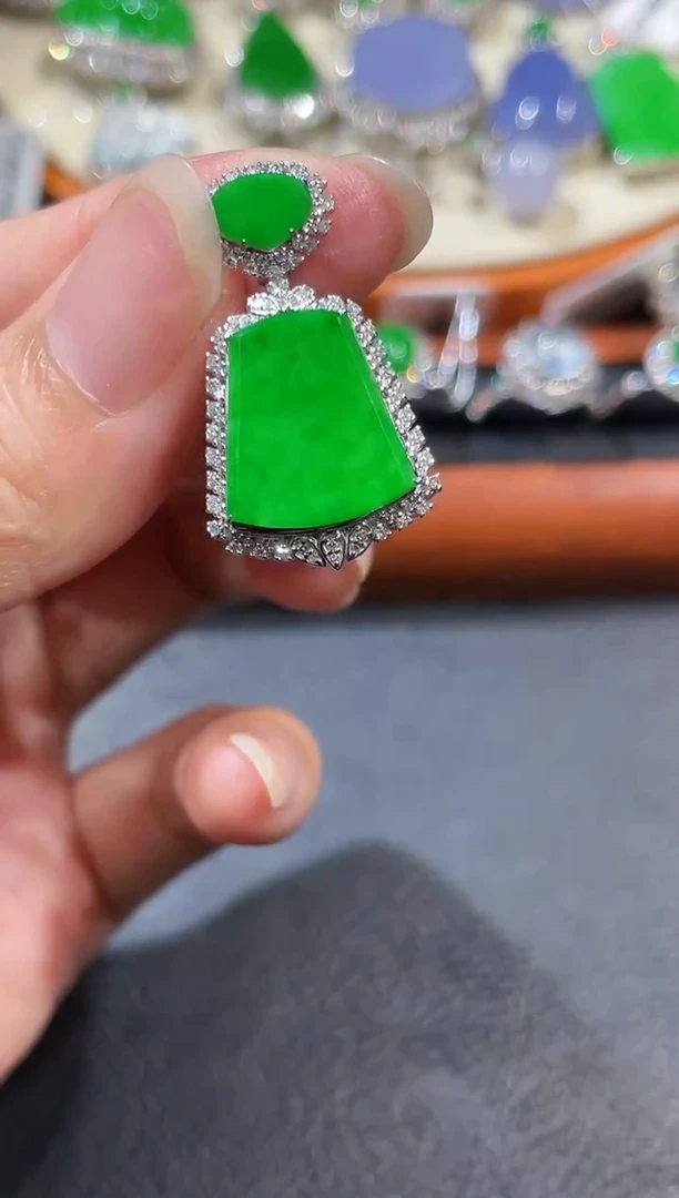 颈饰18K金镶嵌翡翠无事牌