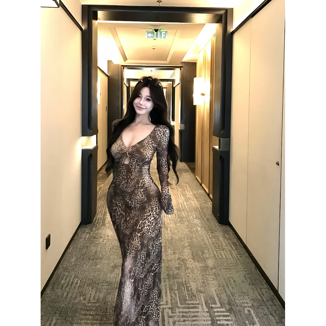 v领豹纹长袖连衣裙女秋季气质修身鱼尾裙子辣妹收腰紧身包臀长裙