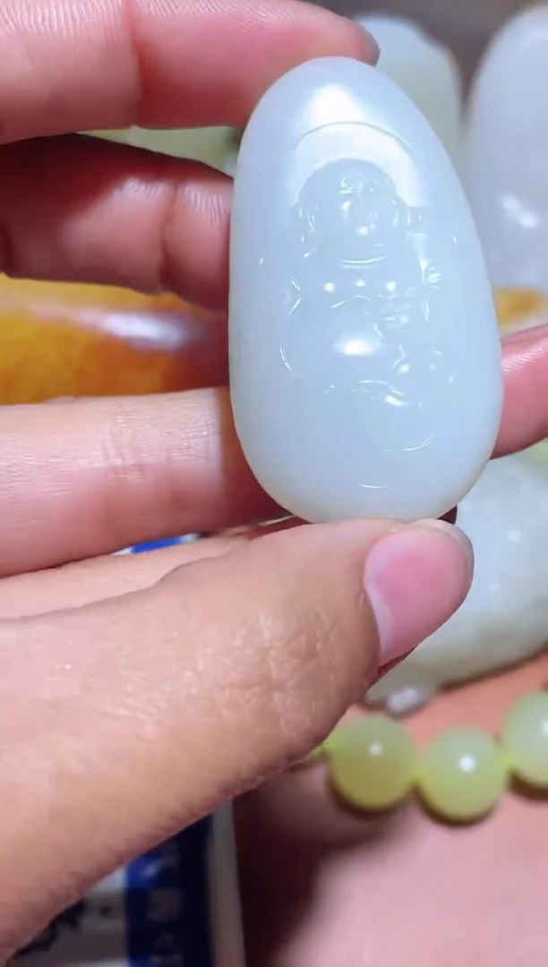 颈饰未镶嵌和田玉（糖玉）挂件
