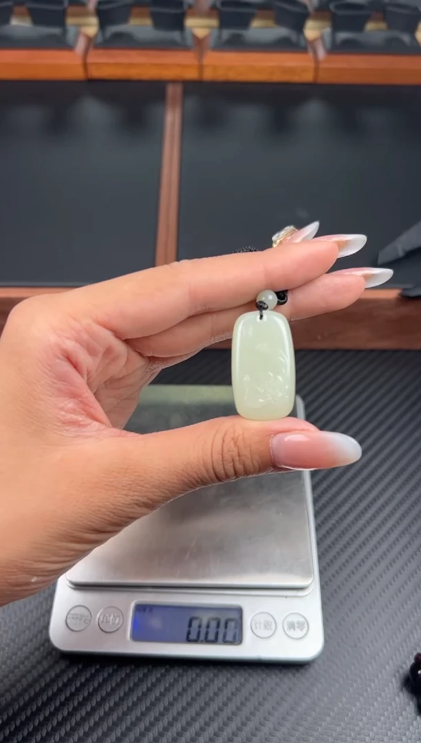 吊坠(赠链)未镶嵌和田玉且末微色差迪克兰一细吊坠