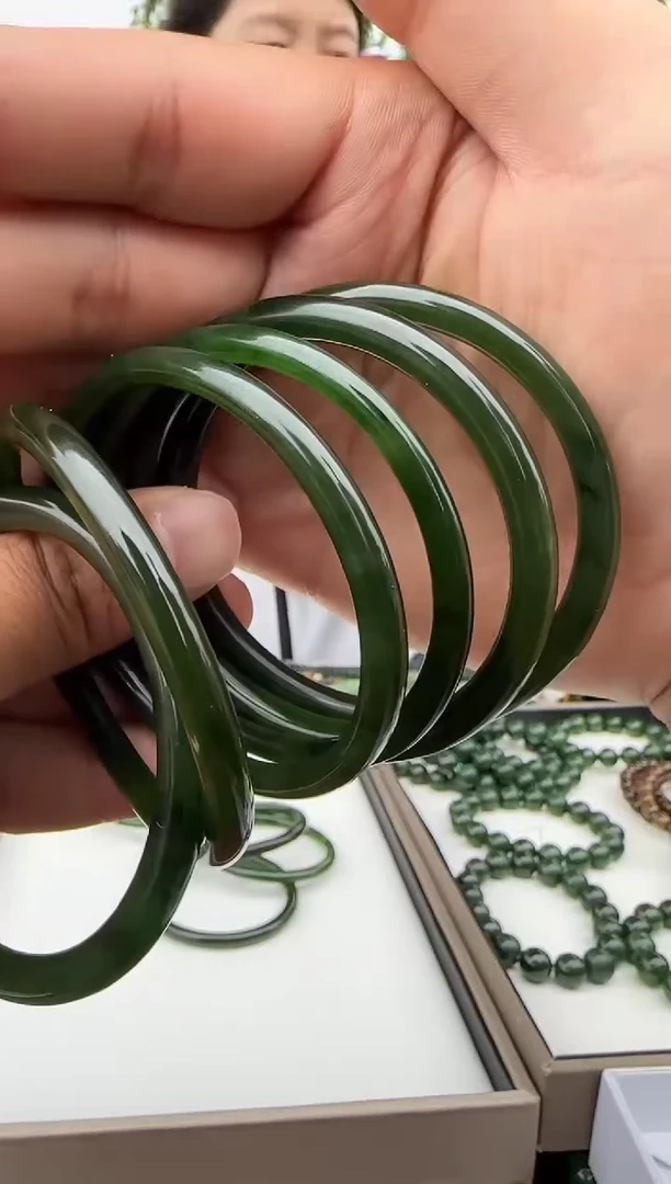 和田玉手镯未镶嵌【陆421】21  7017多样性发其一