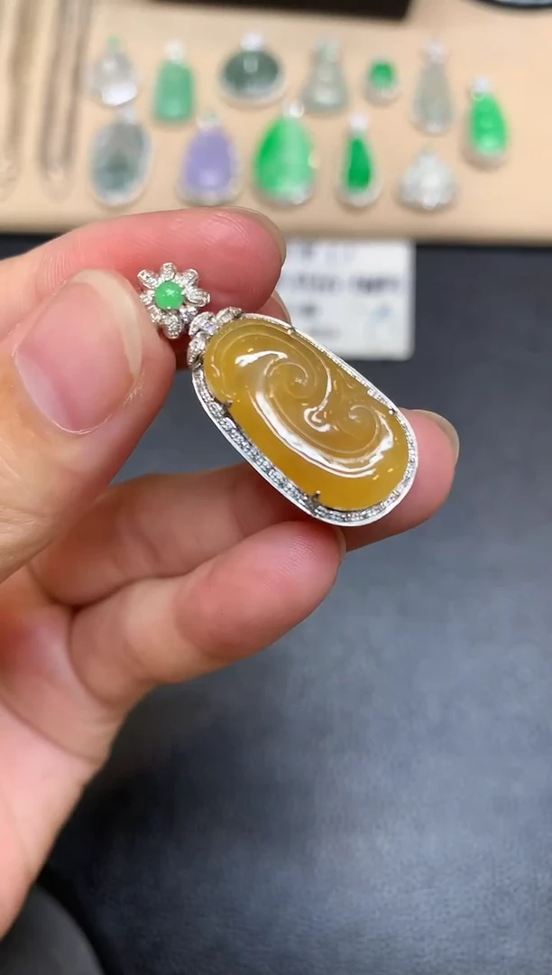 颈饰18K金镶嵌翡翠如意【无服务费