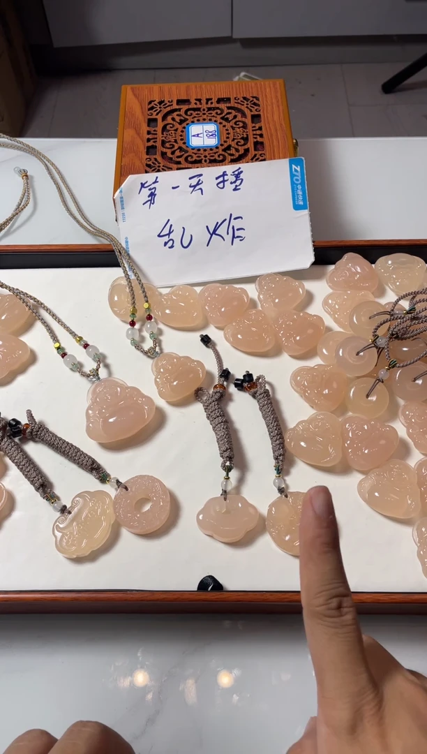 石英质玉未镶嵌吊坠(不含链)记**生40双面