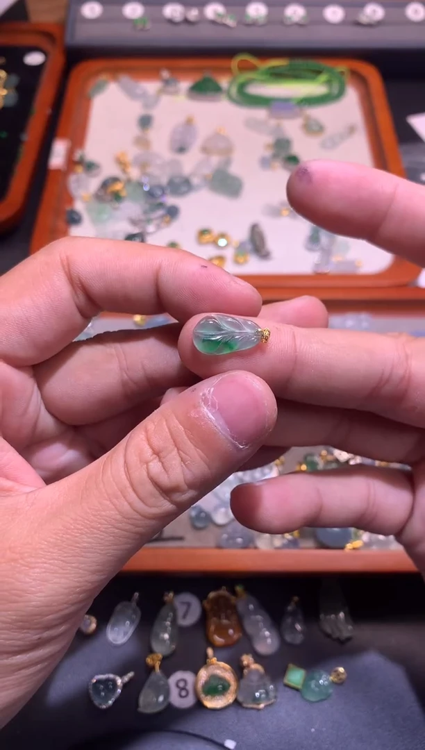 【闪购商品】翡翠吊坠(不含链)18K金镶嵌1