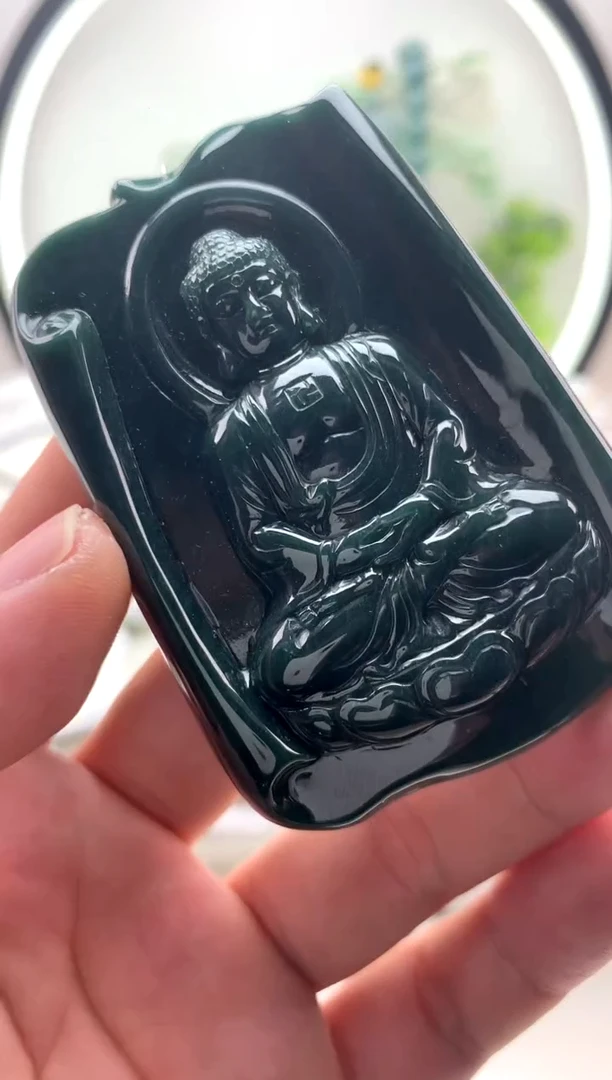 翡翠未镶嵌颈饰大日如来