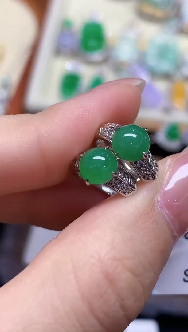 18K金镶嵌翡翠耳饰多样性发其一