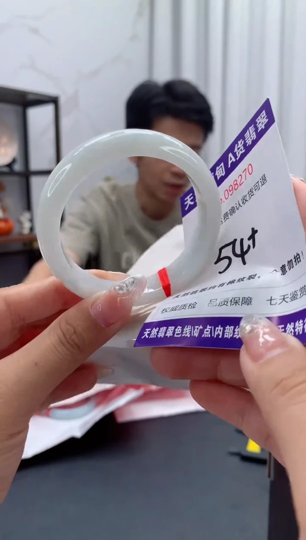 未镶嵌手镯翡翠有纹，完美者勿拍