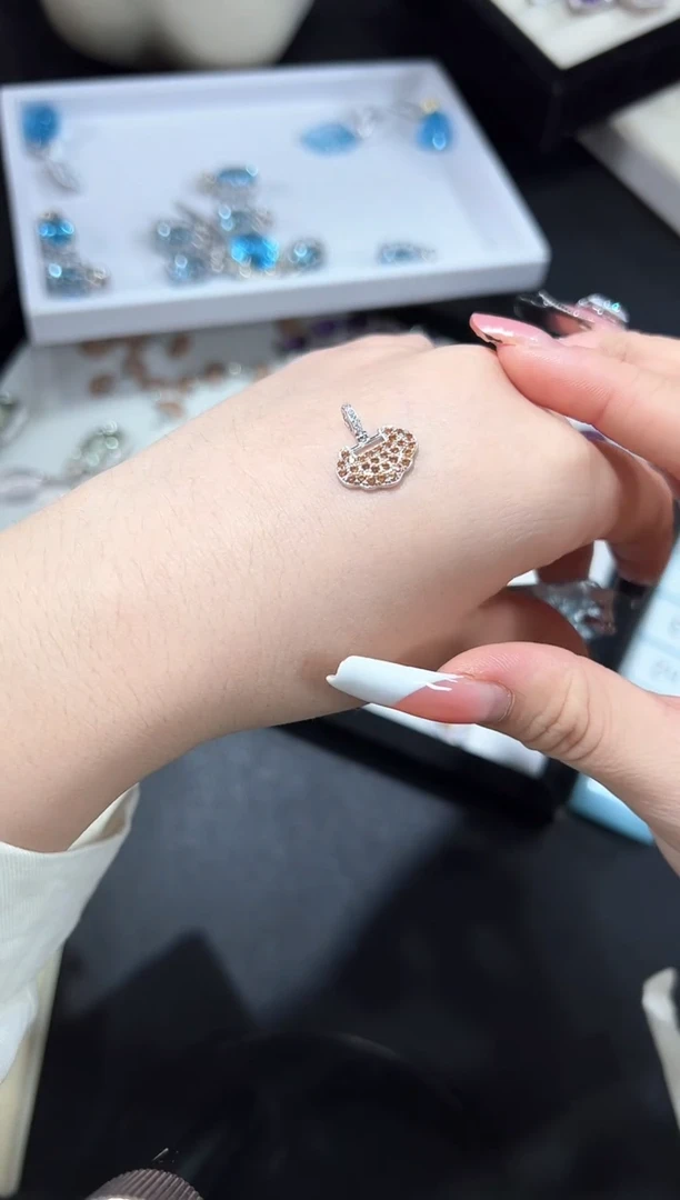 吊坠(不含链)银S925镶嵌石榴石（芬达石）1h多样性发其一【1个】