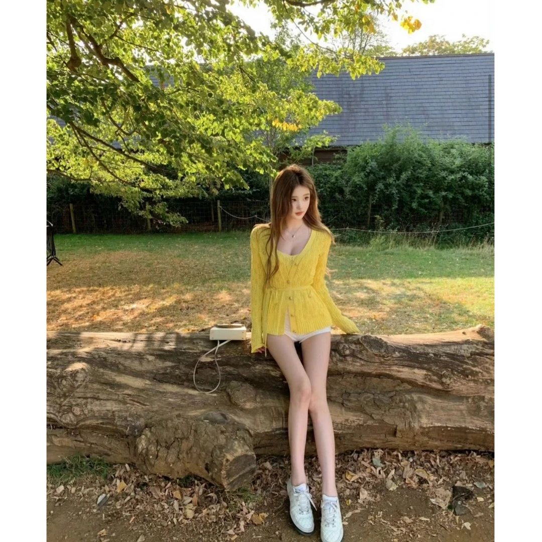 【圣岛画报】2025秋季新款招财黄针织吊带显白绑带开衫毛衣女配短裤