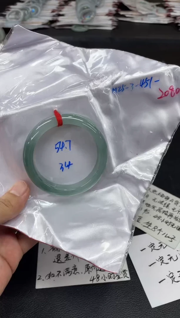 翡翠手镯未镶嵌翡翠手镯