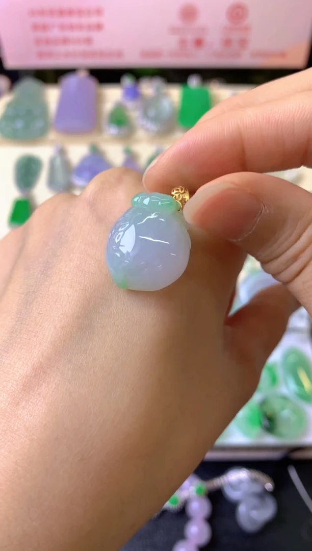 颈饰18K金镶嵌翡翠璐**贝吊坠