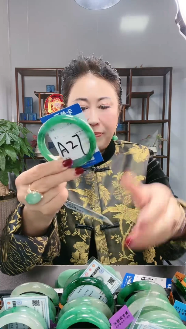 【闪购商品】石英质玉手镯未镶嵌非洲翠