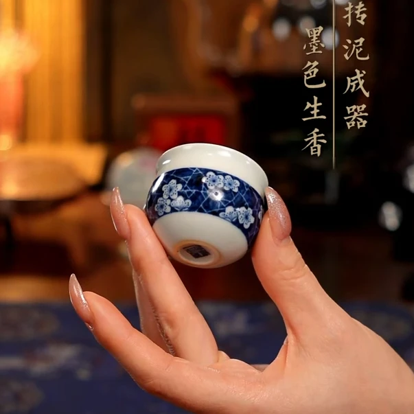 青韵堂/青花蓝地冰梅小缸杯