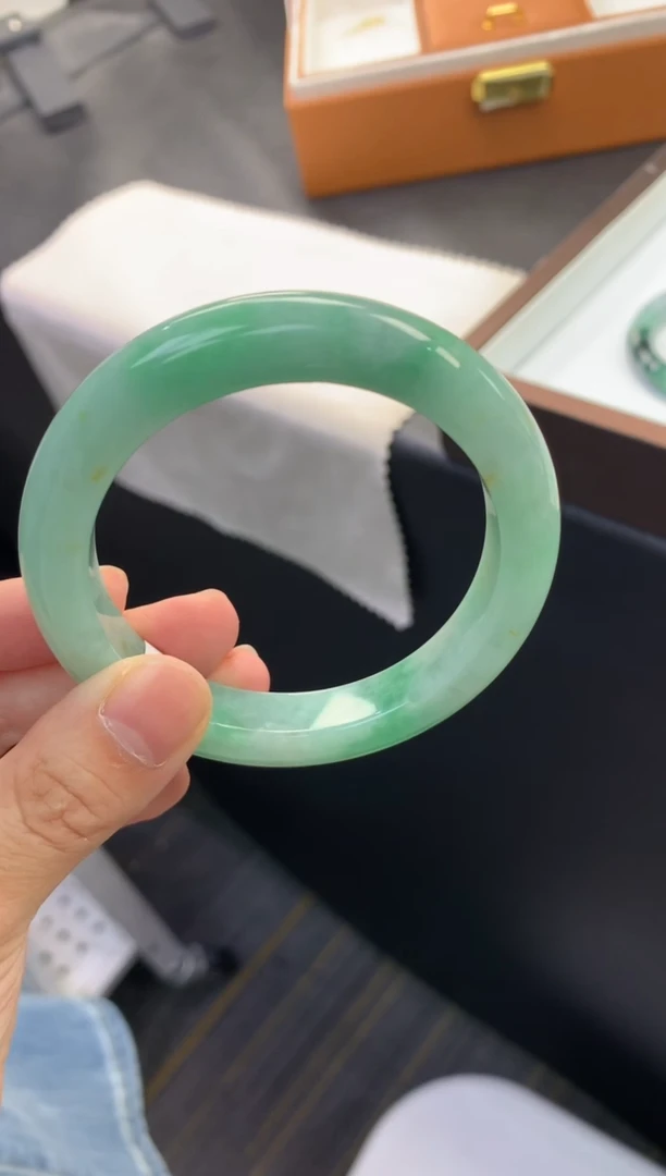 未镶嵌手镯翡翠退货需手镯吊牌标签完好