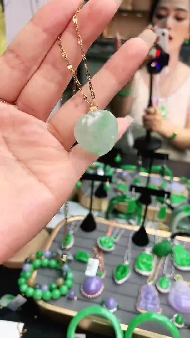 颈饰18K金镶嵌翡翠赠礼盒证书