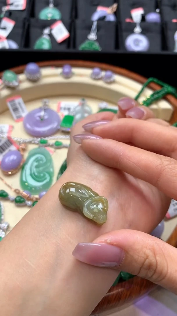 【闪购商品】翡翠吊坠(不含链)未镶嵌牛