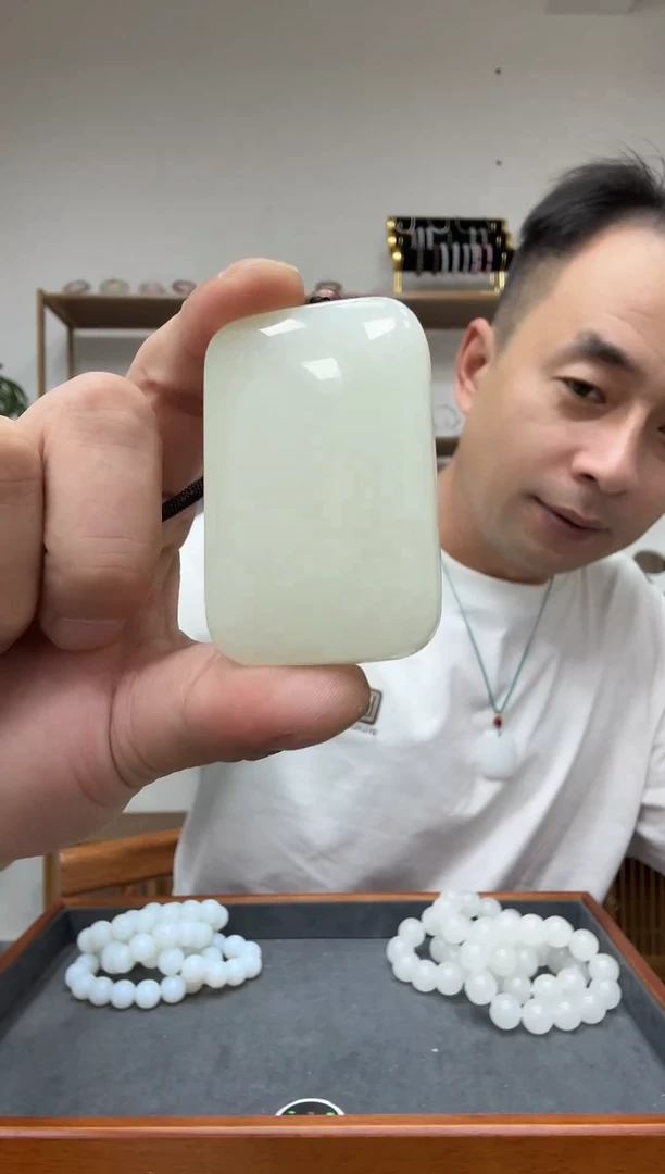 只买单纯的吊坠，没带链子，属的性质。珐琅平安无事牌