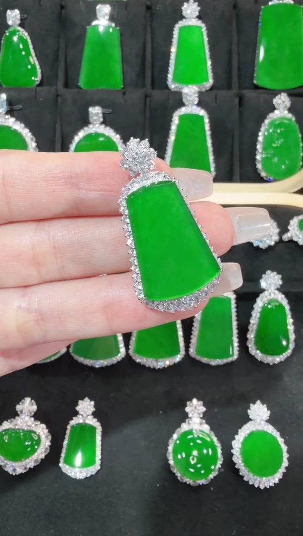 颈饰18K金镶嵌翡翠无事牌天然A货翡翠72h鉴赏期