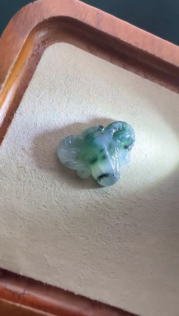 未镶嵌定制翡翠冰飘花羊