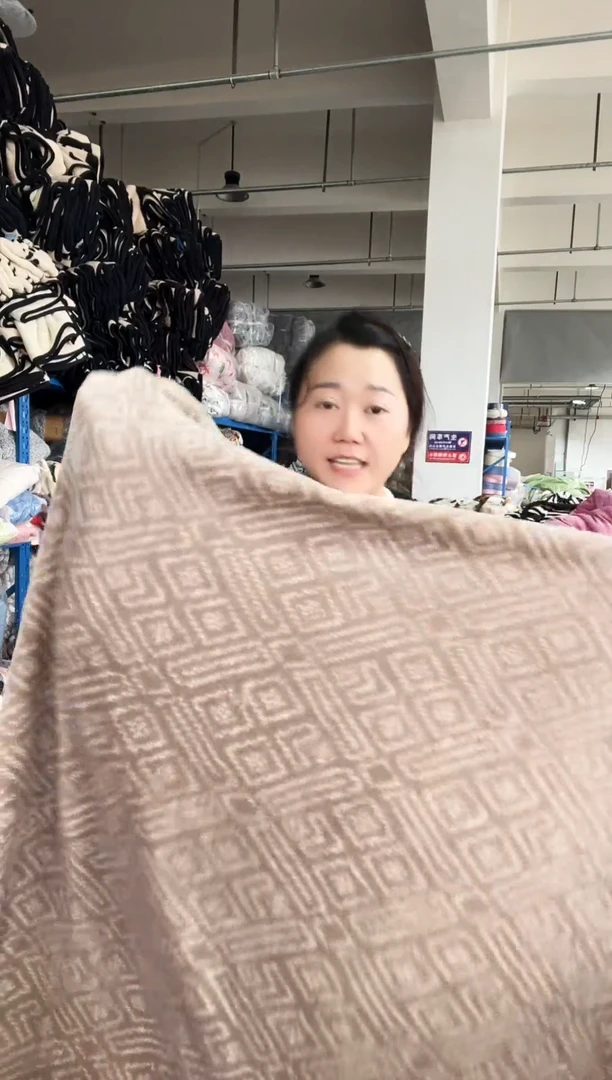 混纺主播手上展示的产品