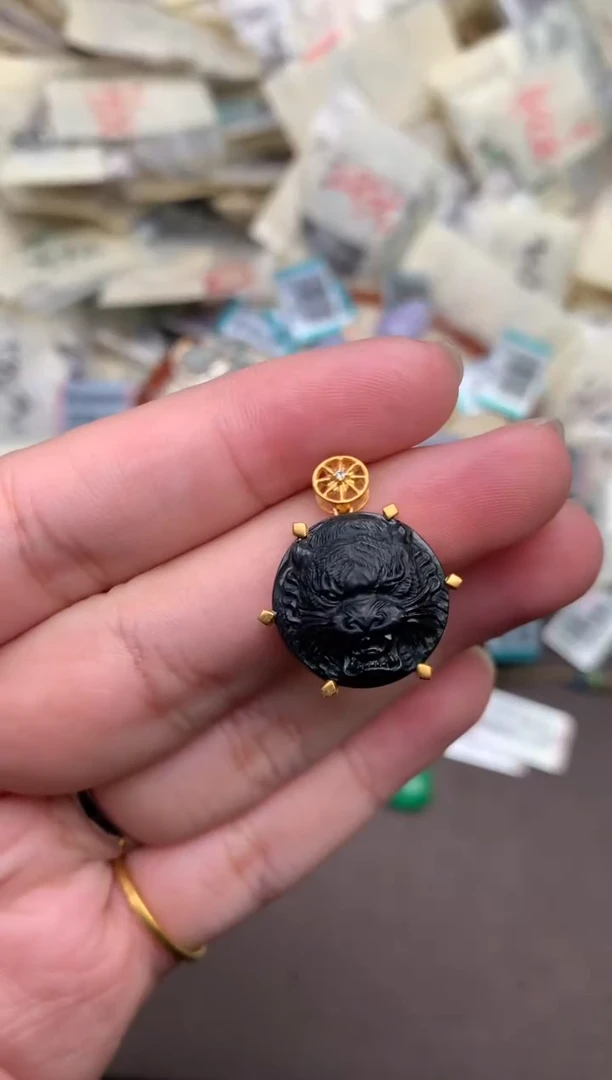 翡翠挂件18K金镶嵌—