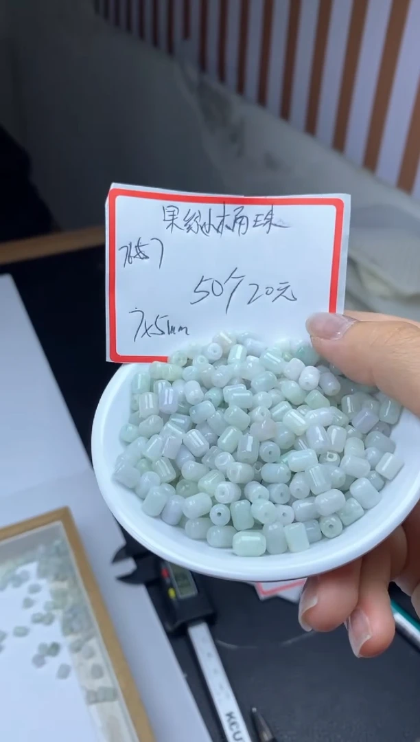 翡翠未镶嵌手饰7657果绿胶囊珠5*7mm50颗20元