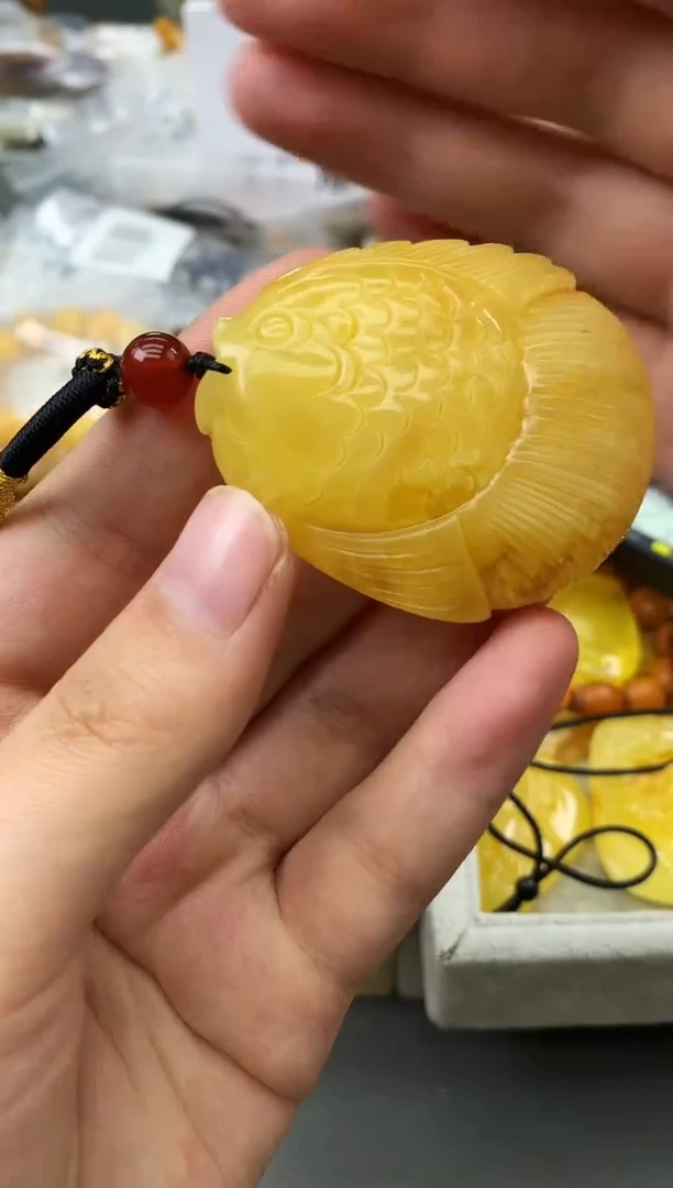 未镶嵌琥珀珠宝奇石160