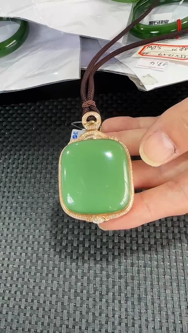 【闪购商品】和田玉（碧玉）吊坠18K金镶嵌蛋面约57.12g
