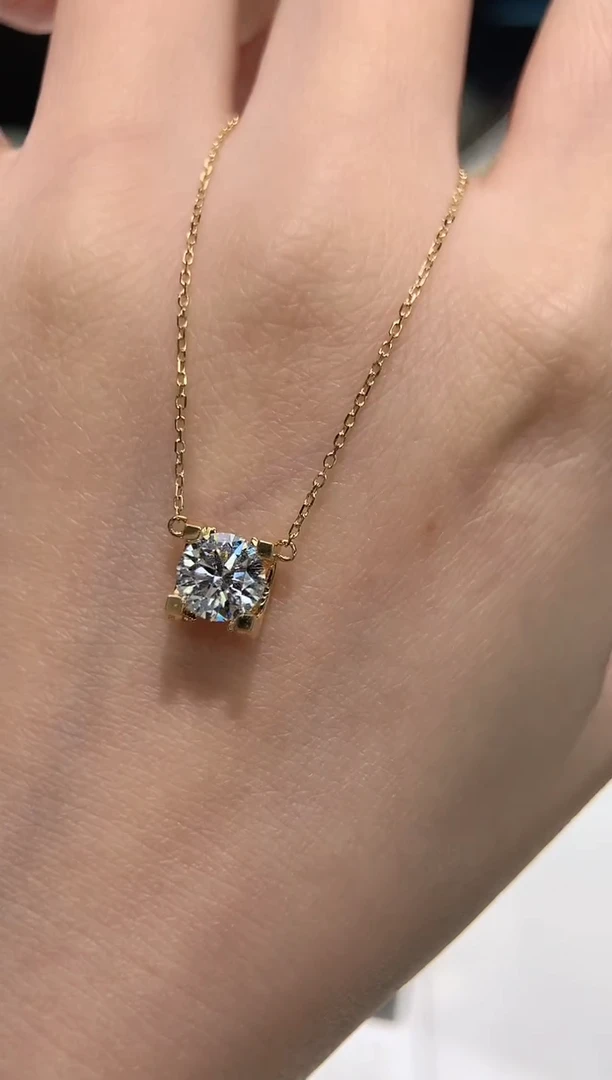 实验室培育钻石18K金镶嵌颈饰牛头K黄