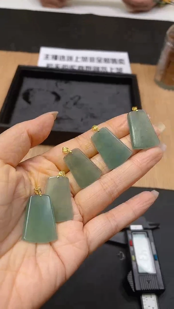 【闪购商品】翡翠颈饰18K金镶嵌00061821-多样性发货发其一