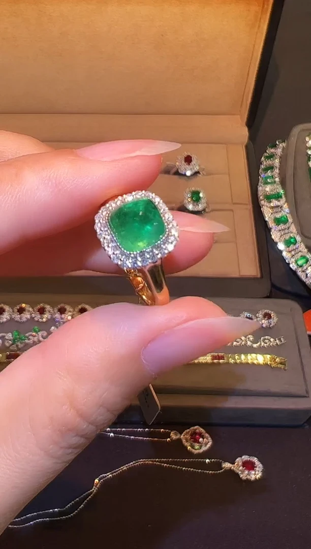 18K金镶嵌戒指祖母绿2.01CT