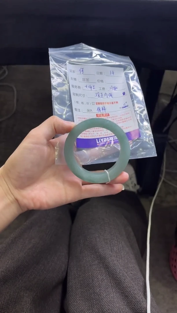 未镶嵌手镯定制翡翠何**。定制手镯不退不换