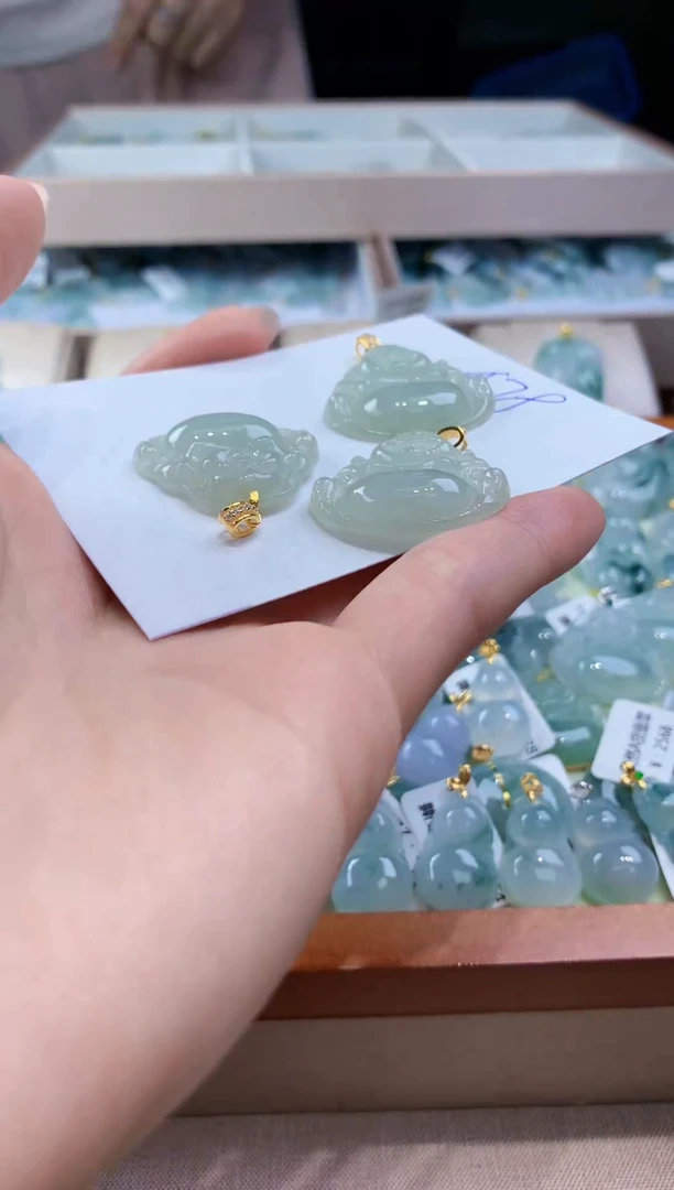 翡翠未镶嵌颈饰多样性发其一件