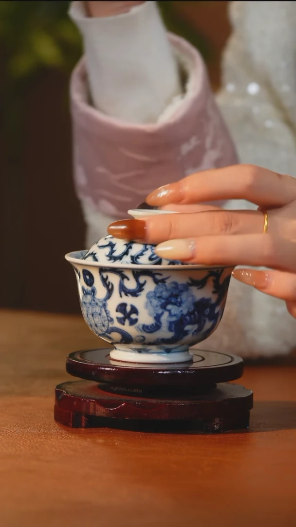 青花狮子绣球盖碗