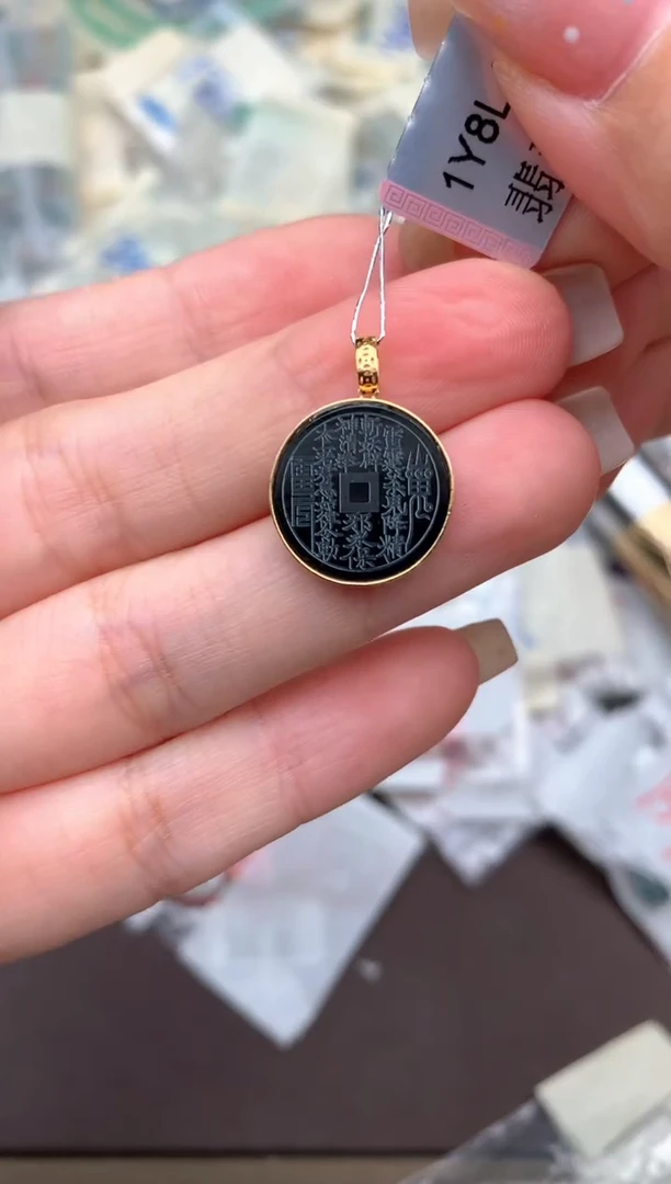 18K金镶嵌挂件翡翠一