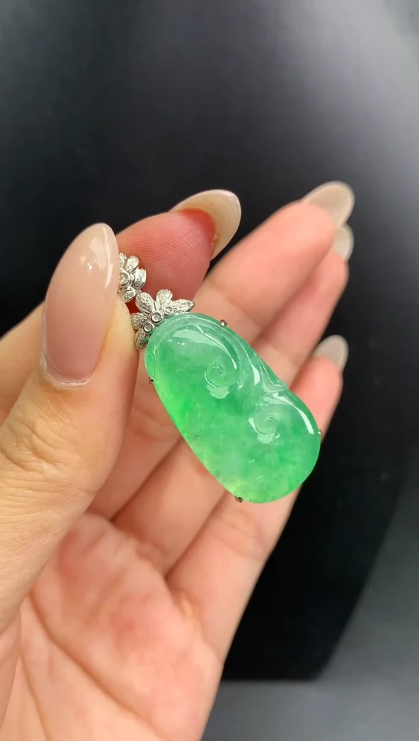 颈饰18K金镶嵌翡翠如意