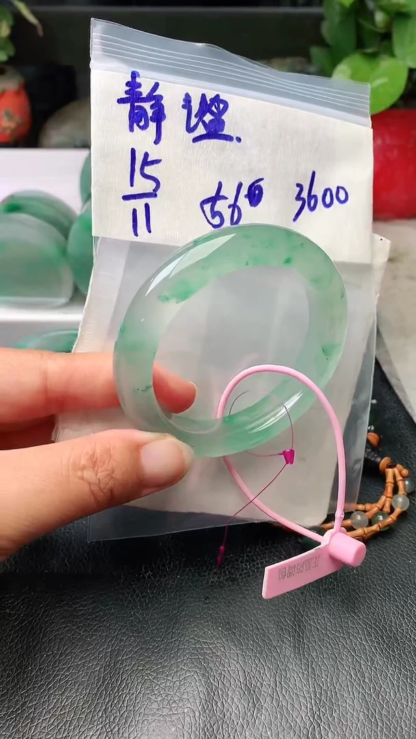 定制石英质玉（非洲翠）静*手镯