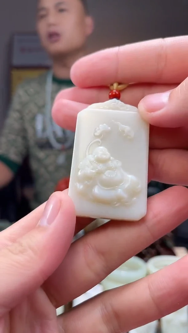 颈饰未镶嵌和田玉吊坠微瑕